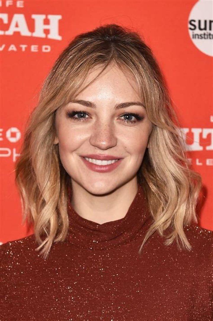 Abby Elliott - CelebNetWorth