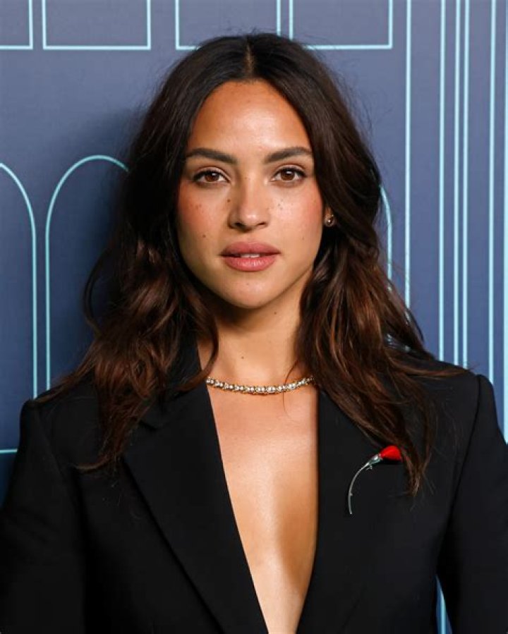 How tall is Adria Arjona