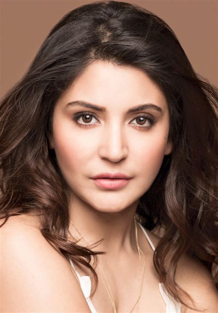 How tall is Anushka Sharma