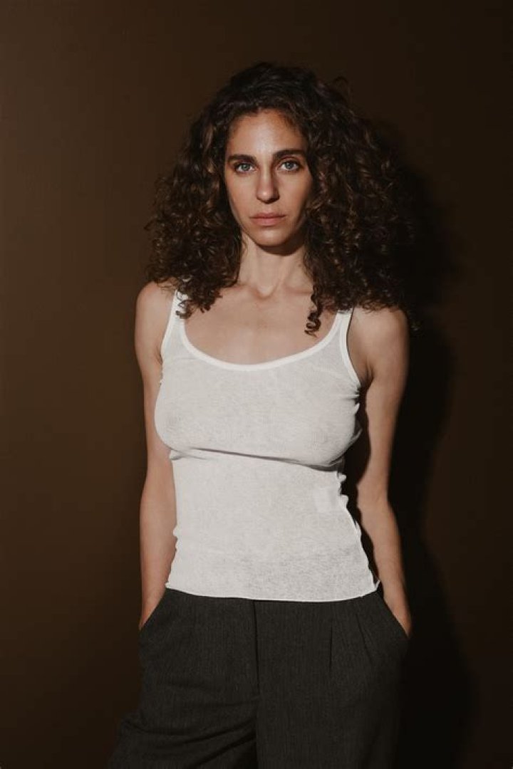 How tall is Carmel Amit