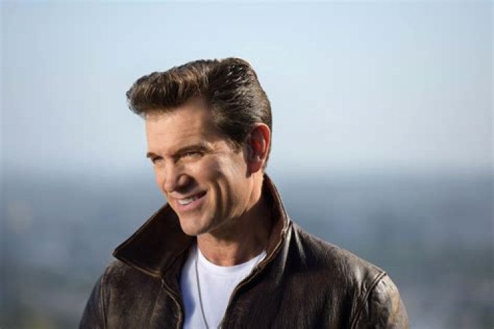 How tall is Chris Isaak