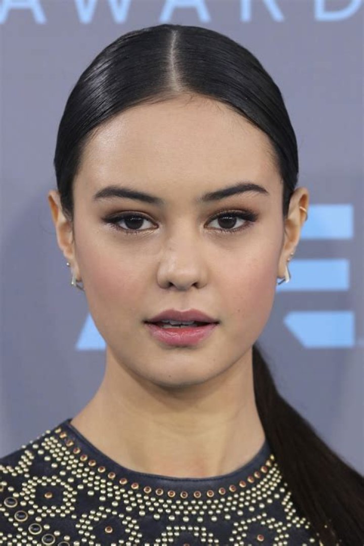 How tall is Courtney Eaton