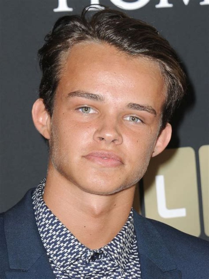 How tall is Curran Walters