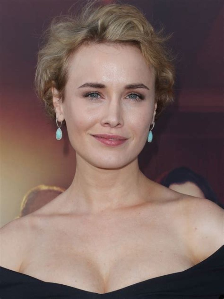 How tall is Dominique McElligott