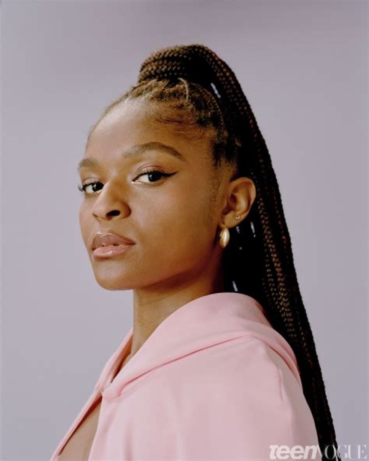 How tall is Dominique Thorne