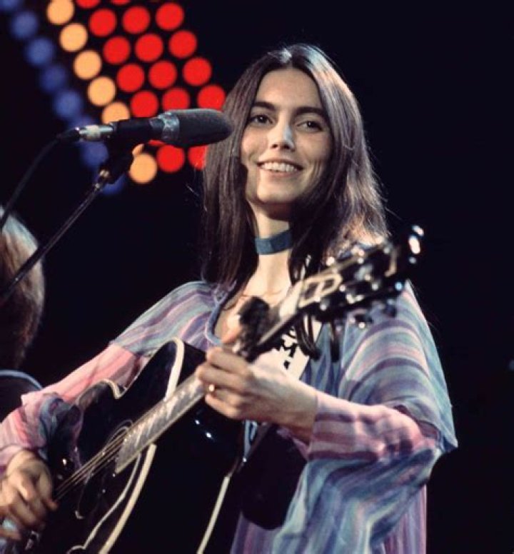 How tall is Emmylou Harris