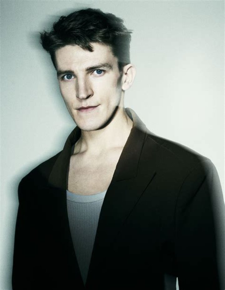 Ewan Mitchell – Celebsgraphy