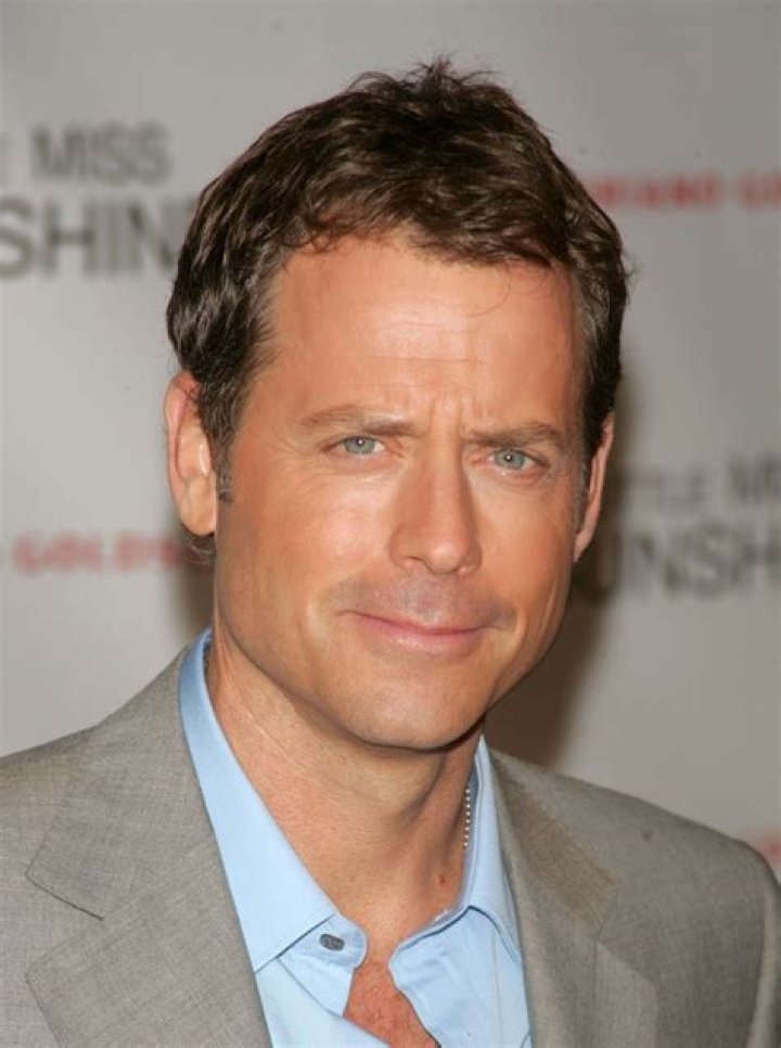 How tall is Greg Kinnear