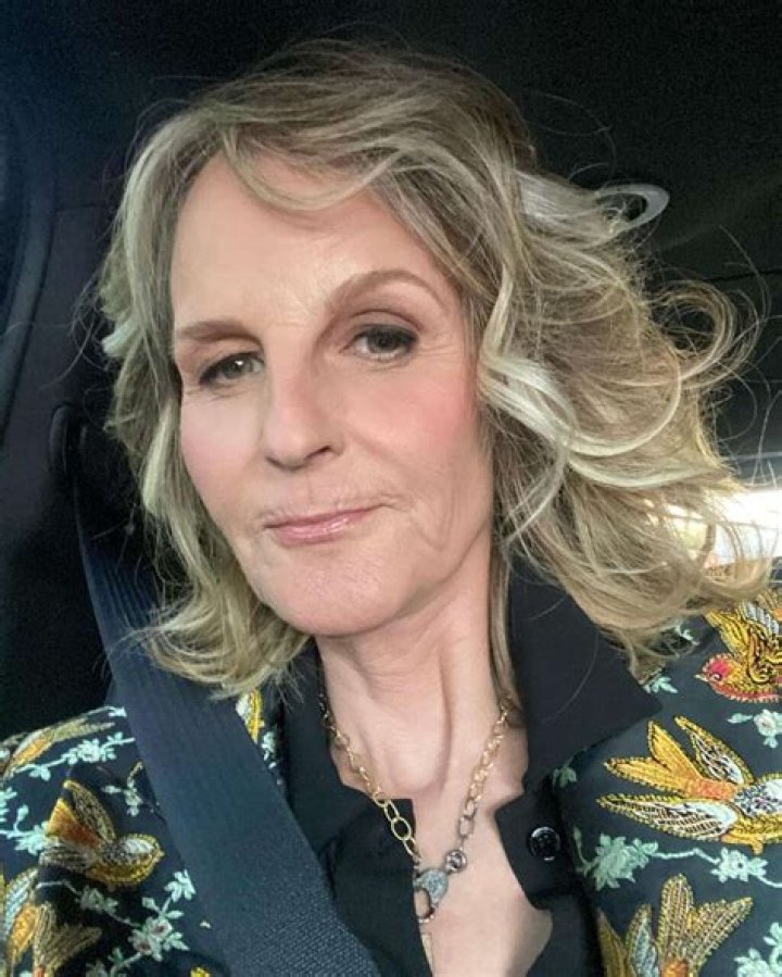 How tall is Helen Hunt