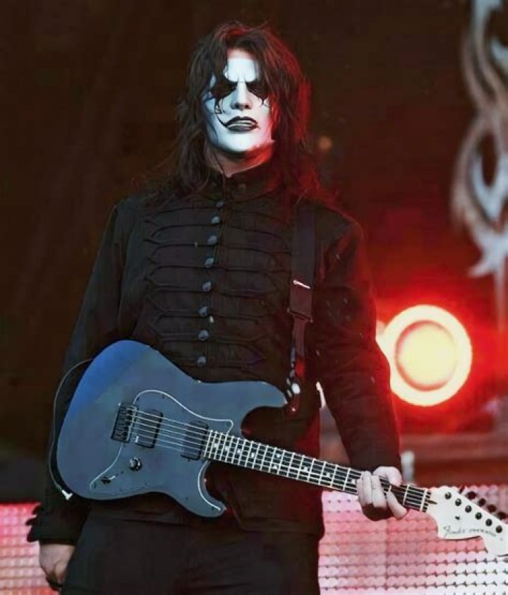 How tall is James Root