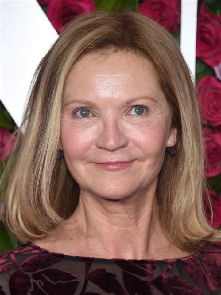 How tall is Joan Allen