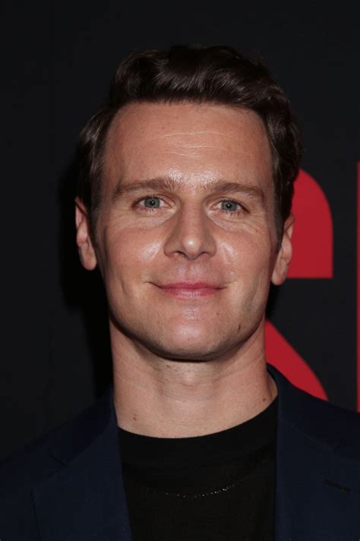 How tall is Jonathan Groff