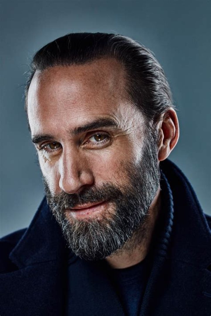 How tall is Joseph Fiennes