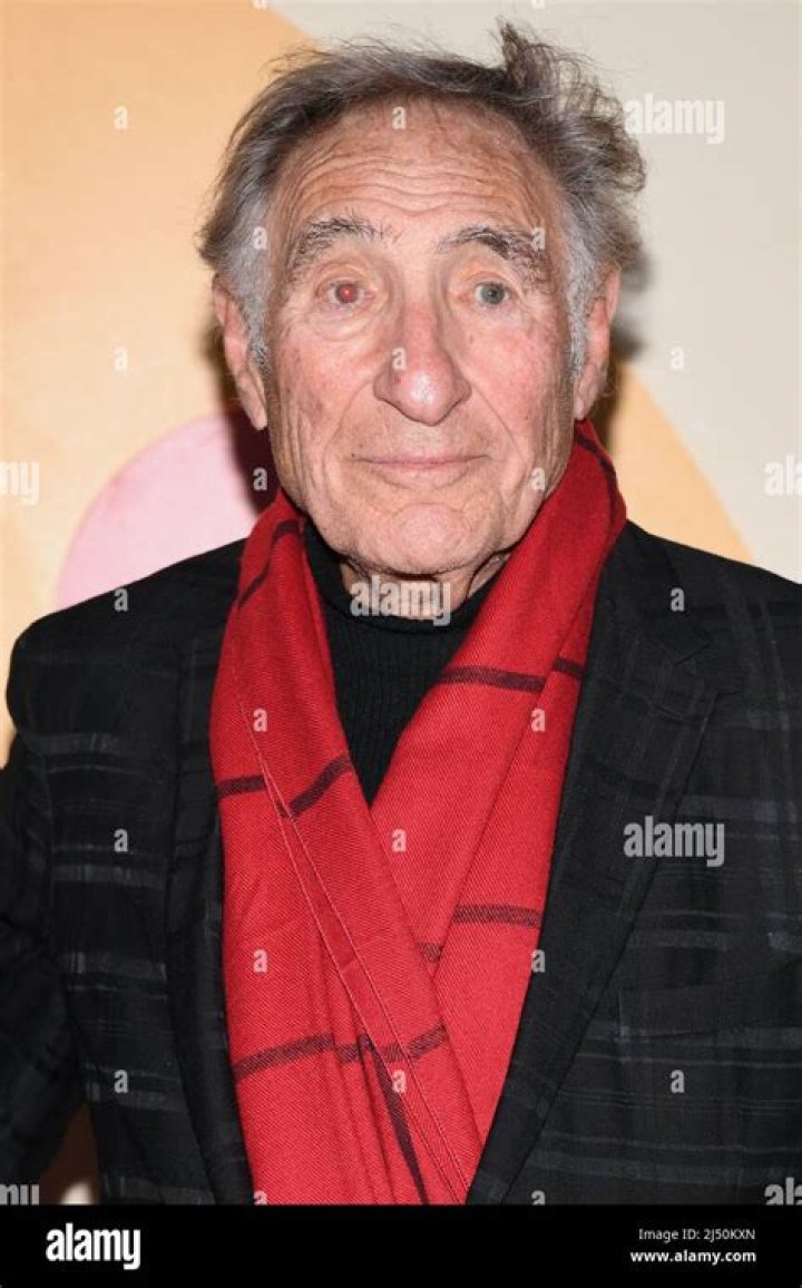 How tall is Judd Hirsch