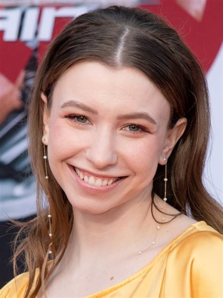 How tall is Katelyn Nacon