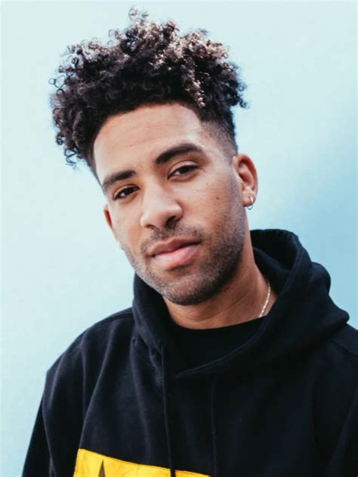 How tall is Kyle Harvey