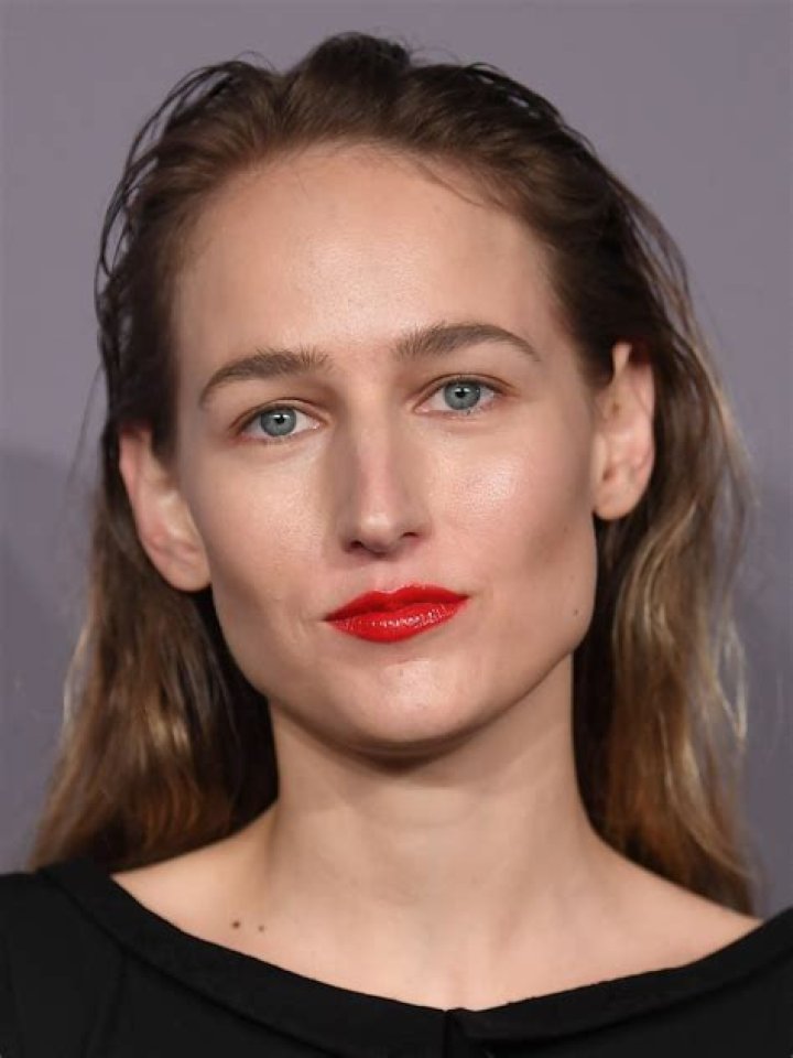How tall is LeeLee Sobieski