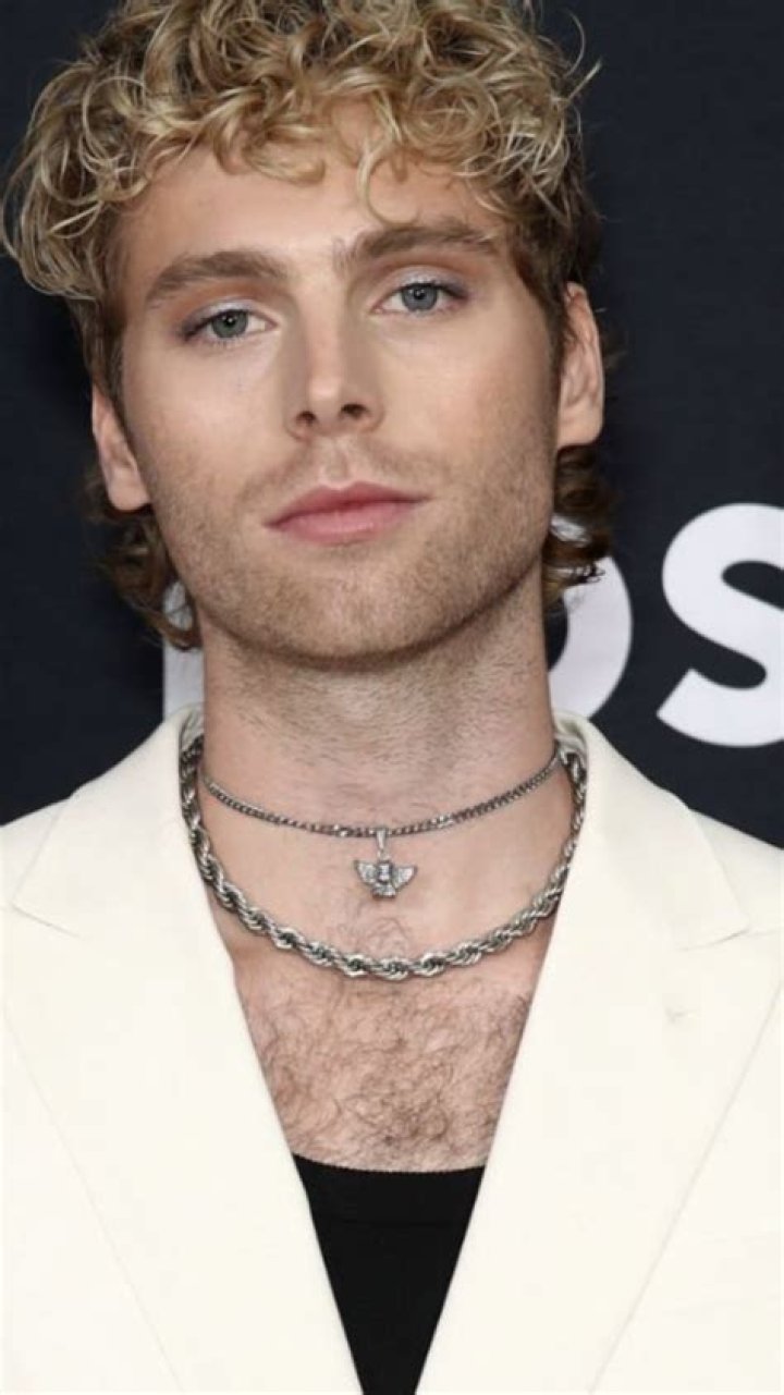 How tall is Luke Hemmings