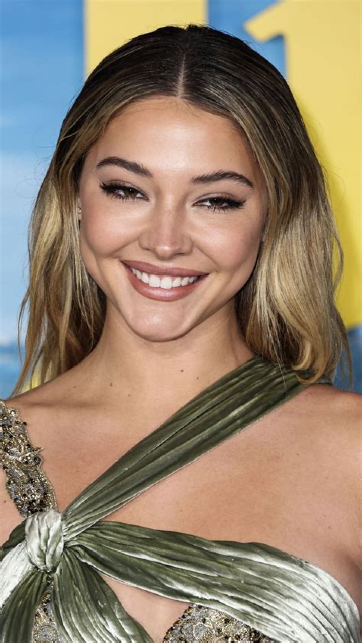 How tall is Madelyn Cline