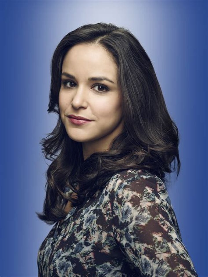 How tall is Melissa Fumero