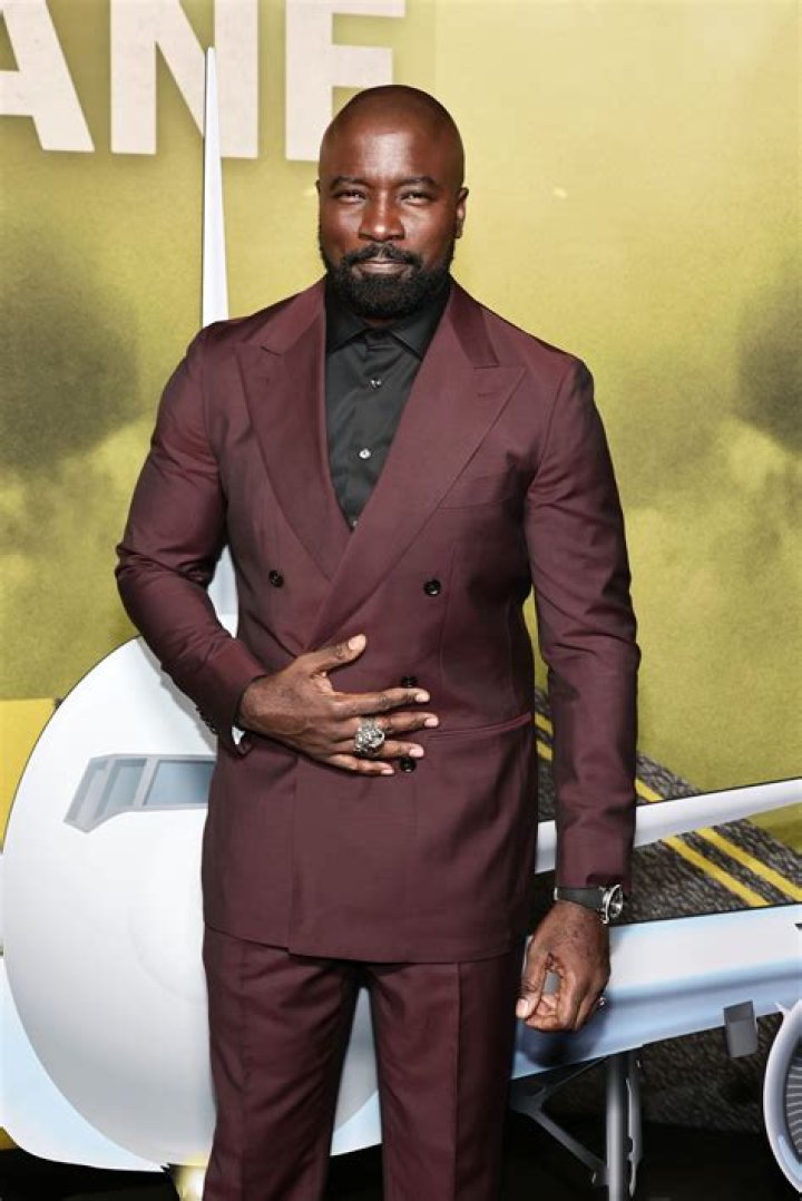 How tall is Mike Colter