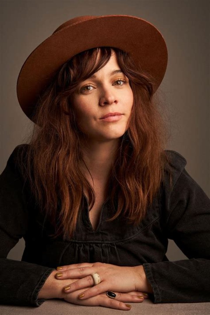 How tall is Renee Felice Smith