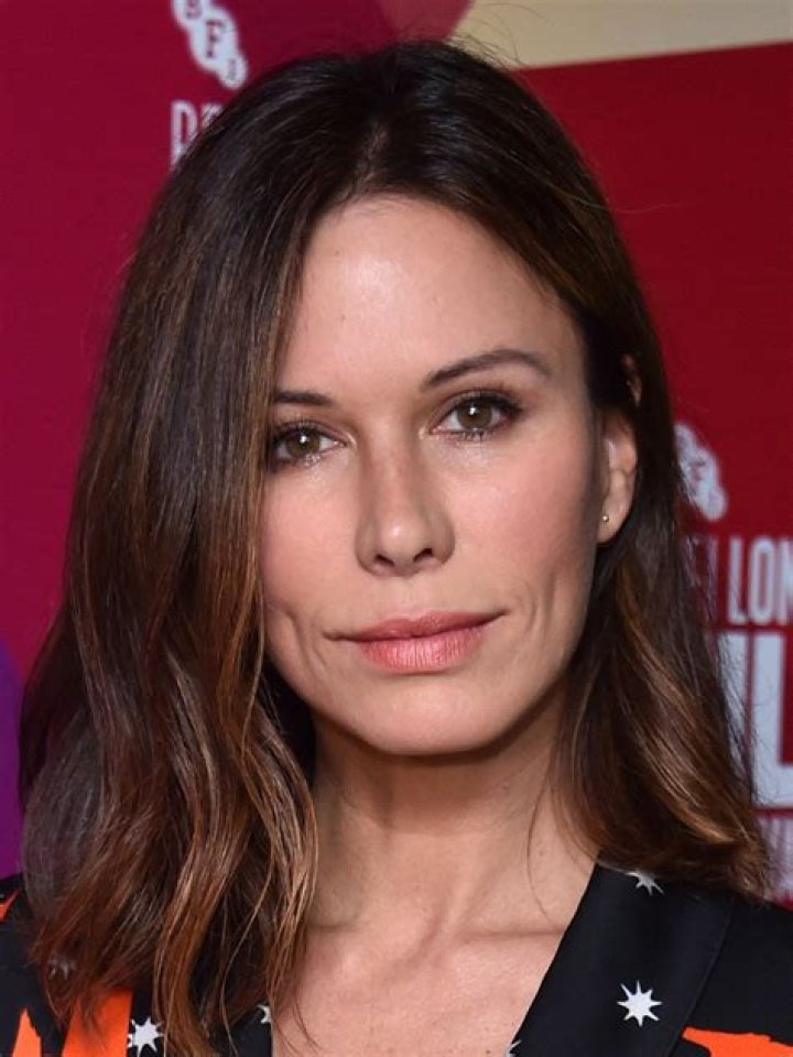 How tall is Rhona Mitra