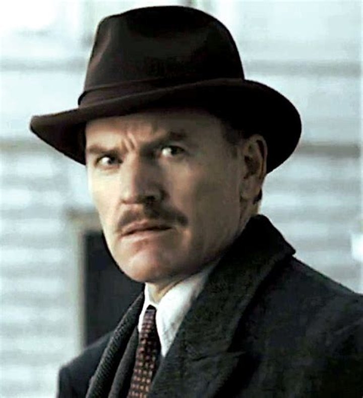 How tall is Richard Dillane