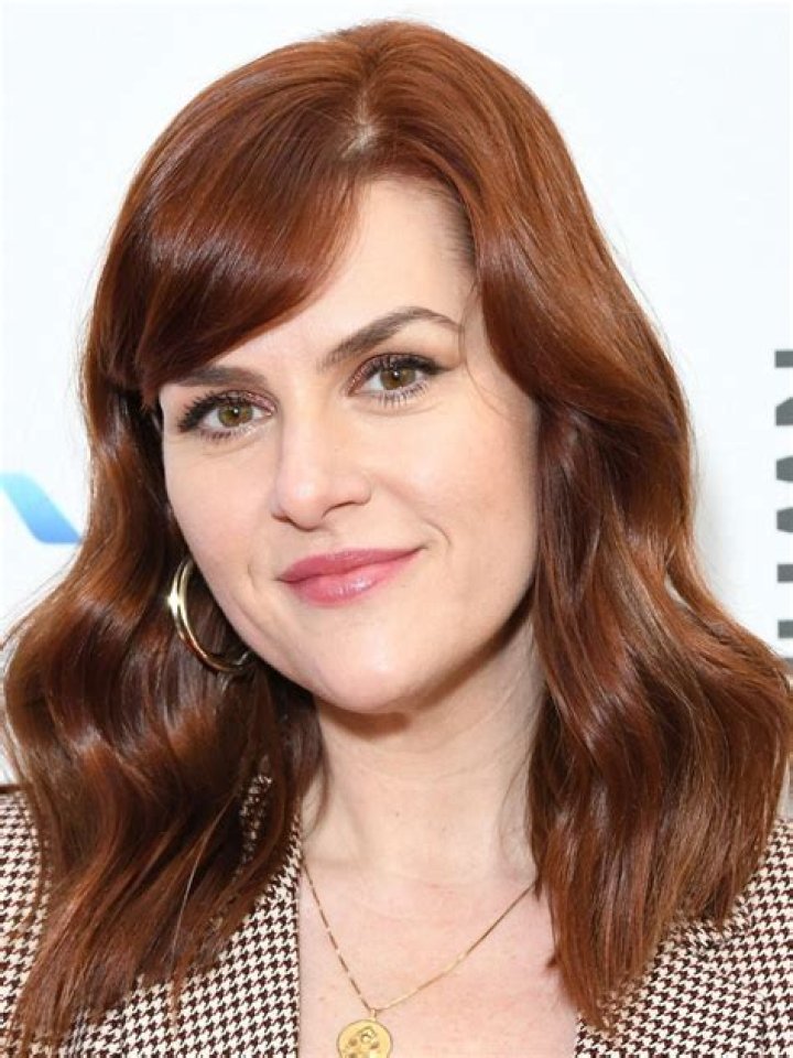 How tall is Sara Rue