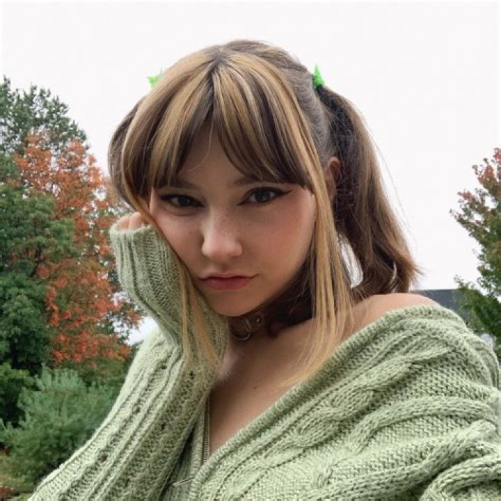 Savannah Brown – Celebsgraphy