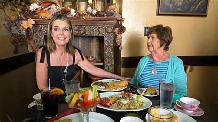 How tall is Savannah Guthrie