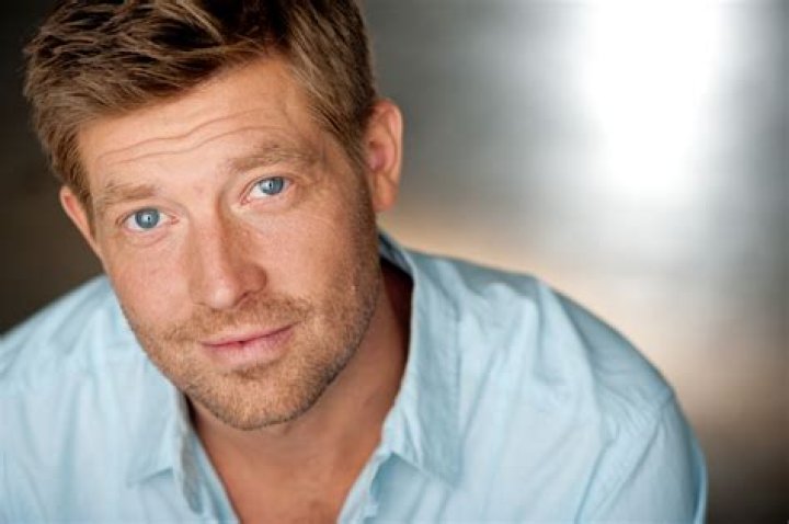 How tall is Stephen Snedden