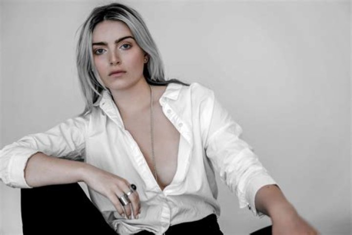 How tall is Tara Lee