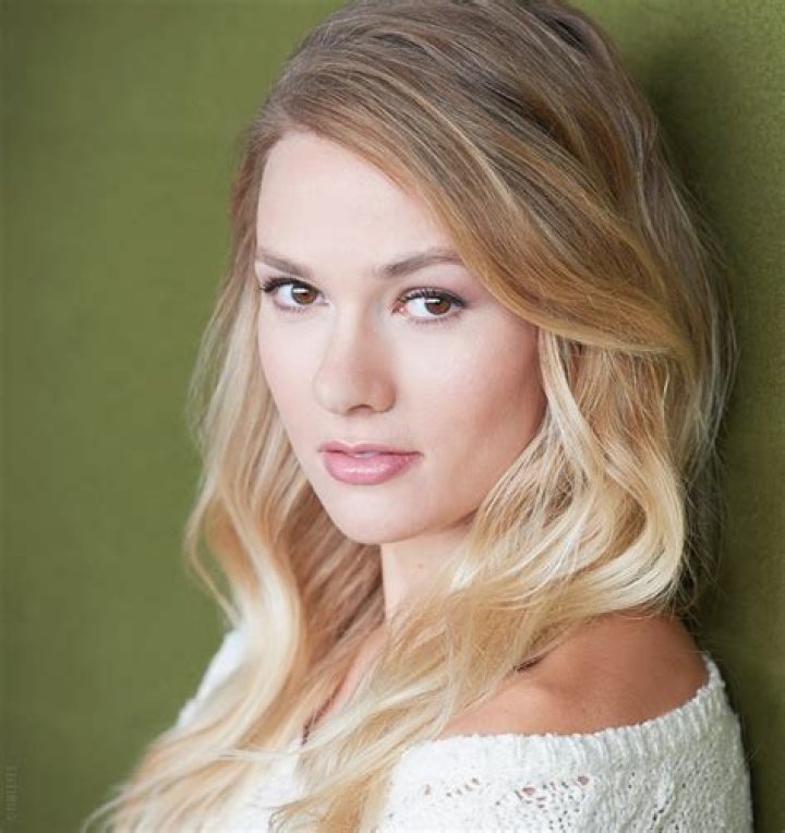 How tall is Tori Anderson