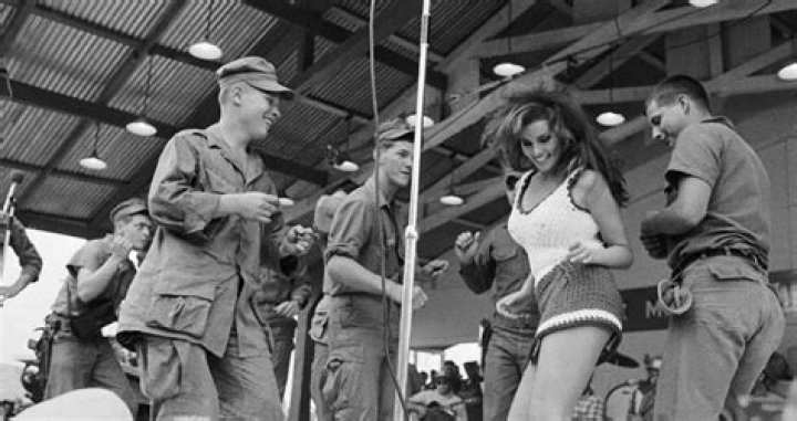 32 Vintage USO Photos Of Military Entertainment Starting With WW2