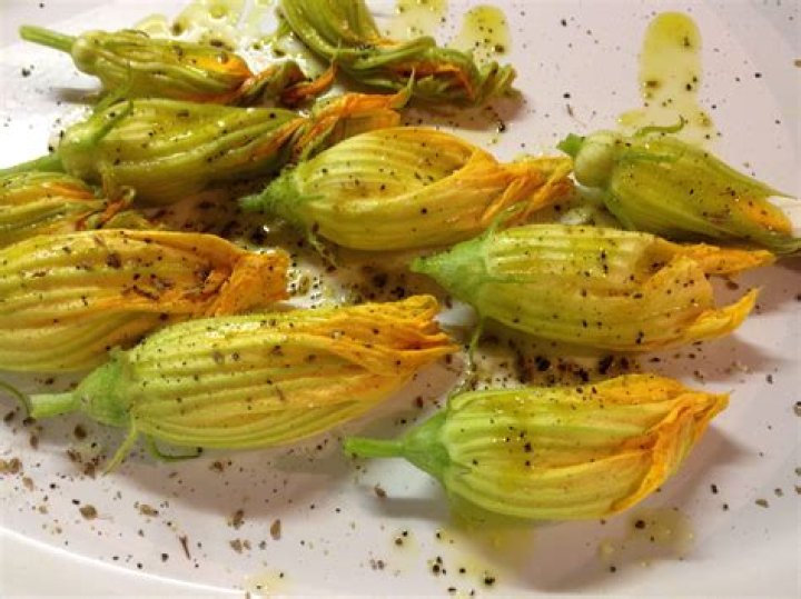 What do zucchini blossoms taste like?